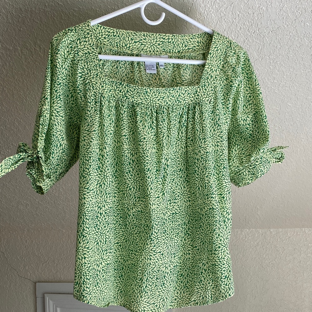 Ninety women’s size XLARGE top
